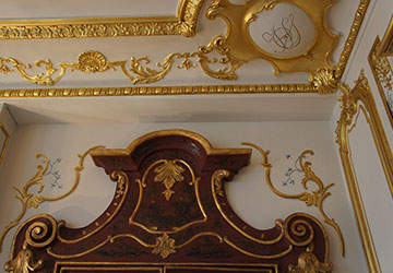 Détails de motifs décoratifs en trompe l'oeil en encadrement de portes anciennes