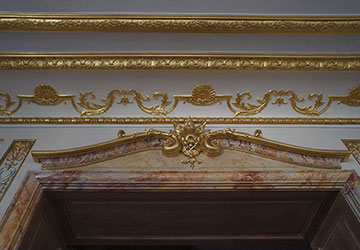 Détail de chambranle de porte en décor faux-marbre sarrancolin